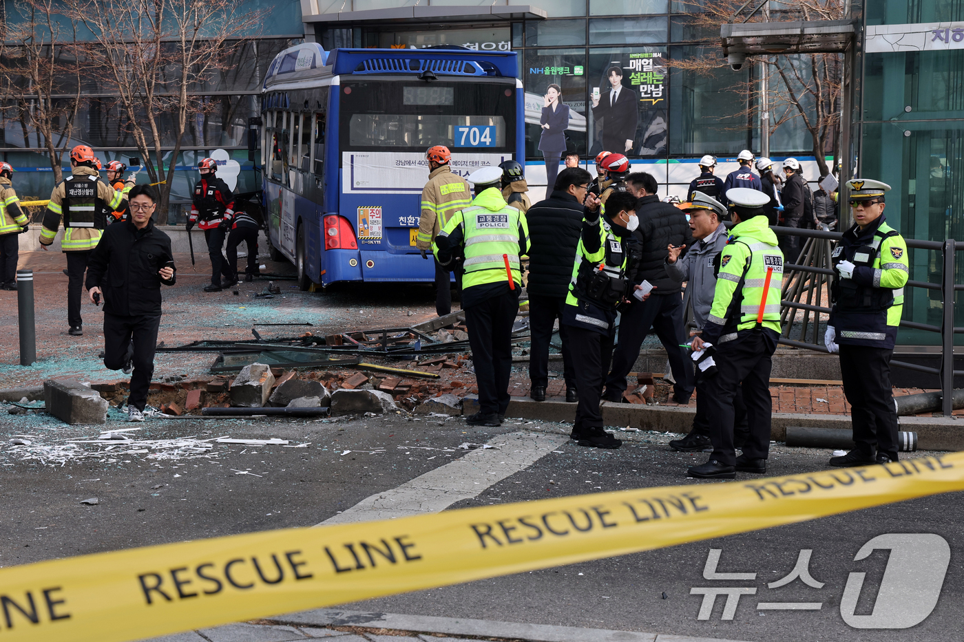 (서울=뉴스1) 황기선 기자 = 16일 오후 서울 서대문역 인근에서 시내버스가 건물로 돌진하는 사고가 발생해 경찰과 소방대원이 현장을 수습하고 있다.이 사고로 현재 4명이 부상을 …