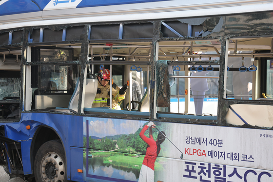 시내버스 건물 돌진사고…현장 살펴보는 소방대원