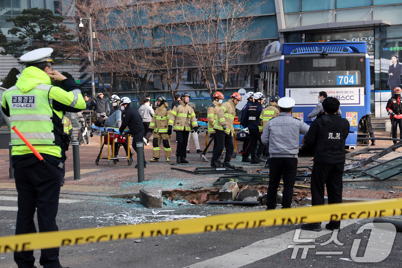 (서울=뉴스1) 황기선 기자 = 16일 오후 서울 서대문역 인근에서 시내버스가 건물로 돌진하는 사고가 발생해 경찰과 소방대원이 현장을 수습하고 있다.이 사고로 현재 4명이 부상을 …