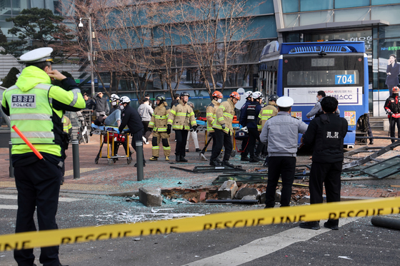 서울 서대문역 인근 시내버스 건물 돌진 사고…'현장 통제 중'