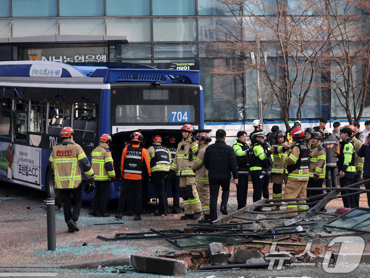 (서울=뉴스1) 황기선 기자 = 16일 오후 서울 서대문역 인근에서 시내버스가 건물로 돌진하는 사고가 발생해 경찰과 소방대원이 현장을 수습하고 있다.이 사고로 현재 4명이 부상을 …