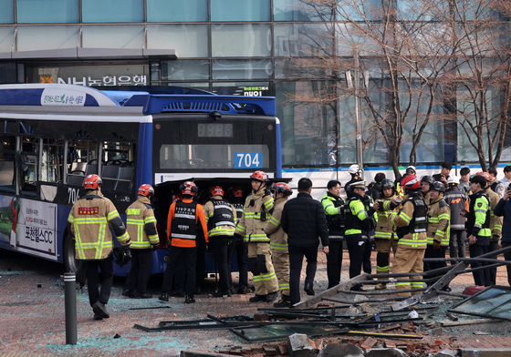 서울 서대문역 인근 시내버스 건물 돌진 사고
