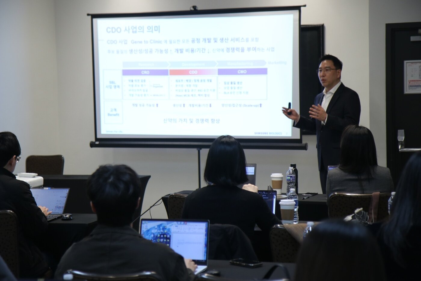본문 이미지 - 이상명 삼성바이오로직스 CDO개발담당(상무)이 15일(현지시간) 미국 샌프란시스코에서 열린 CDO 사업부 설명회에서 사업 현황에 대해 설명하고 있다. (삼성바이오로직스 제공)