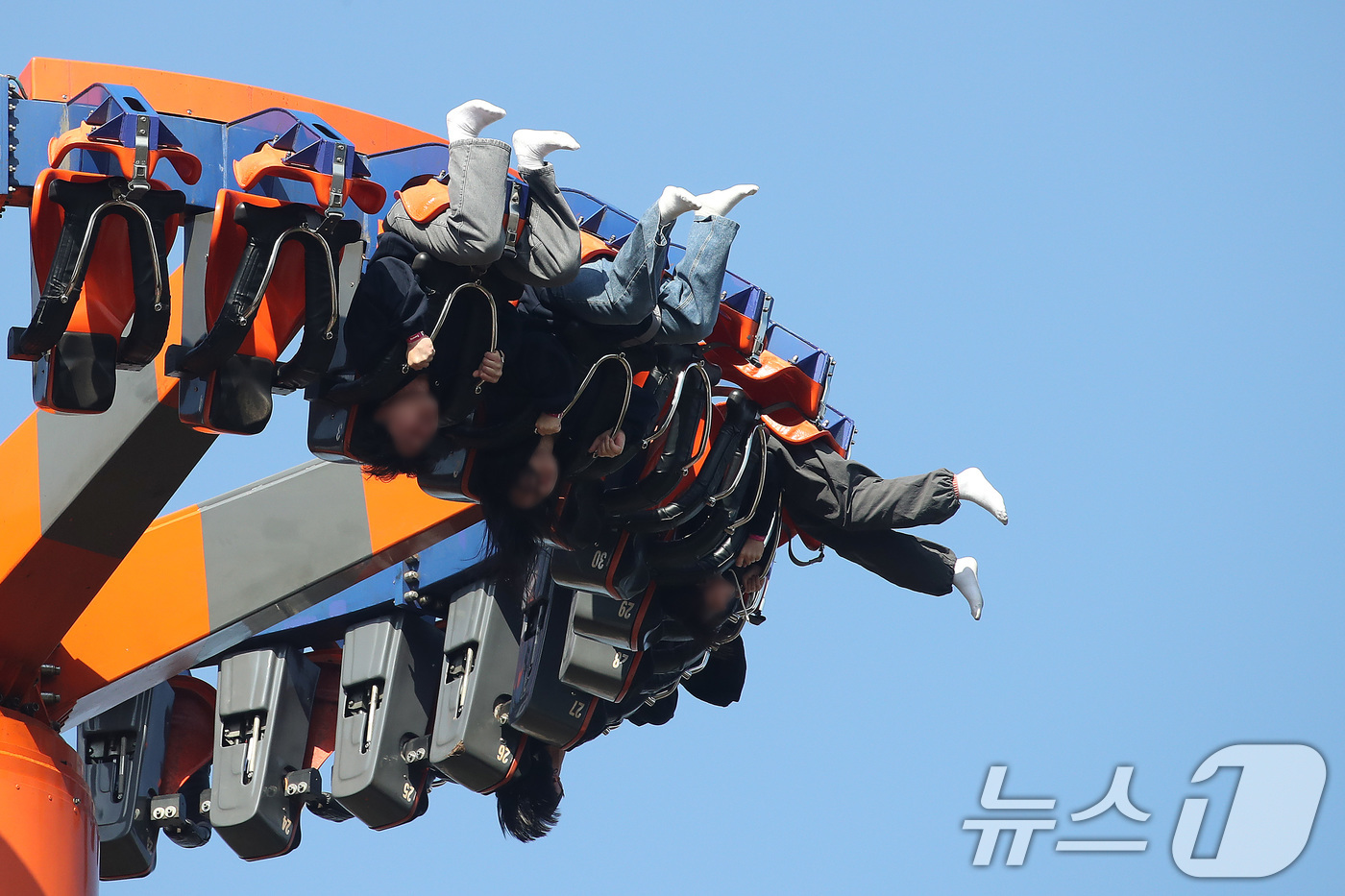 (대구=뉴스1) 공정식 기자 = 겨울답지 않게 포근한 날씨가 이어진 16일 대구 달서구 테마파크 이월드를 찾은 시민들이 놀이기구에 몸을 맡긴 채 즐거운 시간을 보내고 있다.이월드는 …