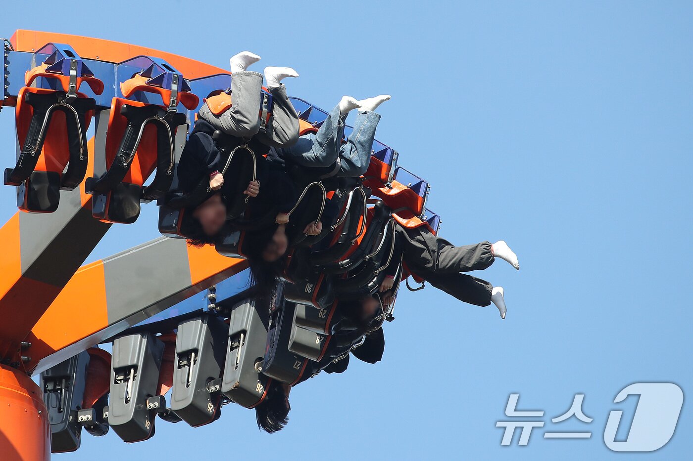 본문 이미지 - 겨울답지 않게 포근한 날씨가 이어진 16일 대구 달서구 테마파크 이월드를 찾은 시민들이 놀이기구에 몸을 맡긴 채 즐거운 시간을 보내고 있다. 이월드는 포근한 날씨가 이어지자 점검 중인 일부 놀이기구와 수상 놀이기구를 제외하고, 눈썰매장을 비롯한 대부분 놀이기구를 정상 운영하고 있다. 2026.1.16/뉴스1 ⓒ News1 공정식 기자