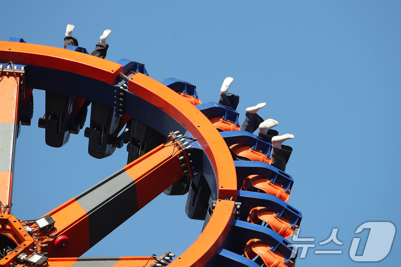 (대구=뉴스1) 공정식 기자 = 겨울답지 않게 포근한 날씨가 이어진 16일 대구 달서구 테마파크 이월드를 찾은 시민들이 놀이기구에 몸을 맡긴 채 즐거운 시간을 보내고 있다.이월드는 …