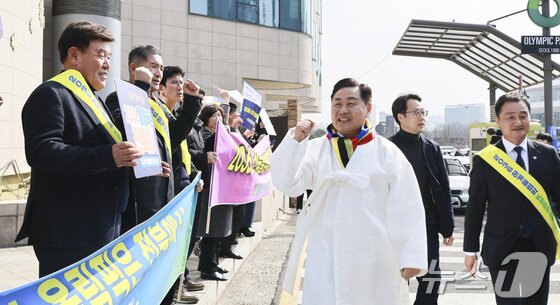 본문 이미지 - 지난 2025년 2월28일. 2036 하계올림픽 국내 후보 도시 선정일이었던 이날 서울 올림픽파크텔에서 김관영 도지사를 비롯한 전북특별자치도 체육회, 재경향우회 회원들이 대의원총회에 참석하는 위원들에게 전북 유치의 염원을 담아 응원전을 펼치고 있다. (전북특별자치도 제공. 재판매 및 DB금지) 2025.2.28/뉴스1 ⓒ News1 유경석 기자