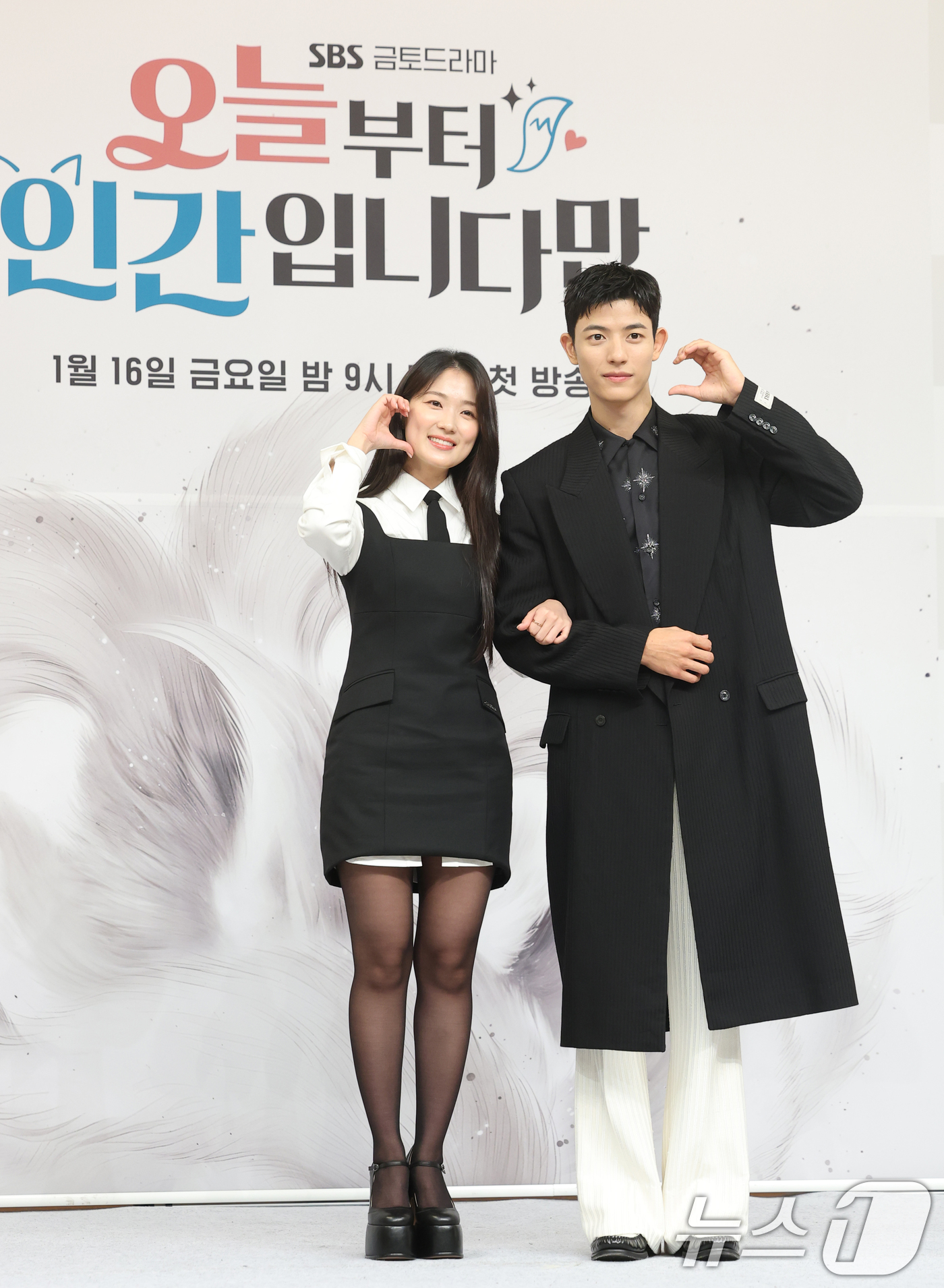 (서울=뉴스1) 권현진 기자 = 배우 김혜윤과 로몬(오른쪽)이 16일 서울 양천고 목동SBS에서 열린 새 금토드라마 '오늘부터 인간입니다만'(극본 박찬영, 조아영/ 연출 김정권) …