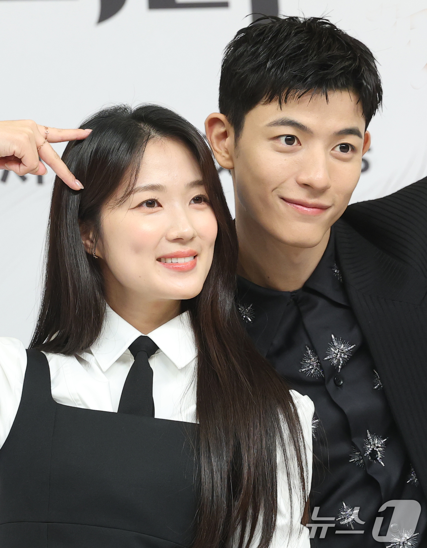 (서울=뉴스1) 권현진 기자 = 배우 김혜윤과 로몬(오른쪽)이 16일 서울 양천고 목동SBS에서 열린 새 금토드라마 '오늘부터 인간입니다만'(극본 박찬영, 조아영/ 연출 김정권) …