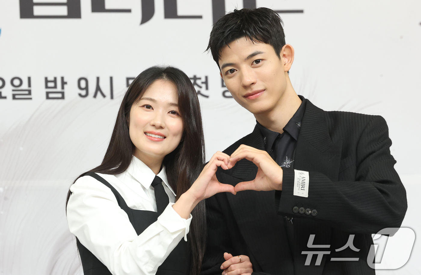 (서울=뉴스1) 권현진 기자 = 배우 김혜윤과 로몬(오른쪽)이 16일 서울 양천고 목동SBS에서 열린 새 금토드라마 '오늘부터 인간입니다만'(극본 박찬영, 조아영/ 연출 김정권) …