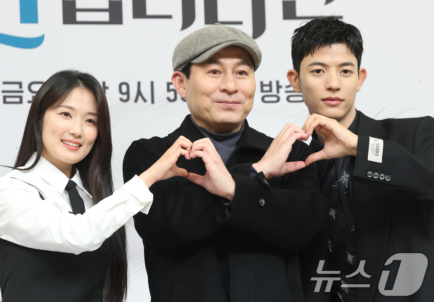 (서울=뉴스1) 권현진 기자 = 배우 김혜윤(왼쪽부터)과 김정권 PD, 로몬이 16일 서울 양천고 목동SBS에서 열린 새 금토드라마 '오늘부터 인간입니다만'(극본 박찬영, 조아영) …