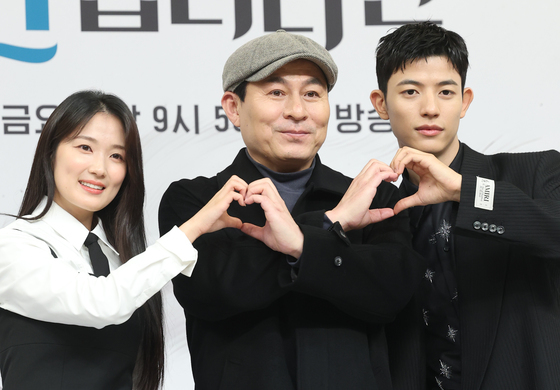 포즈 취하는 김혜윤·김정권PD·로몬