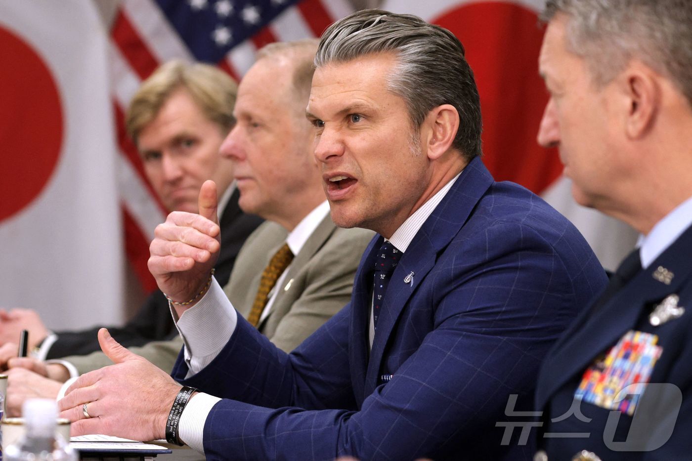 본문 이미지 - 피트 헤그세스 미 국방장관이 15일(현지시간) 버지니아주 알링턴 소재 국방부 청사(펜타곤)에서 고이즈미 신지로 일본 방위상과 만나 회담하고 있다. 2026.1.15 ⓒ AFP=뉴스1 ⓒ News1 강민경 기자