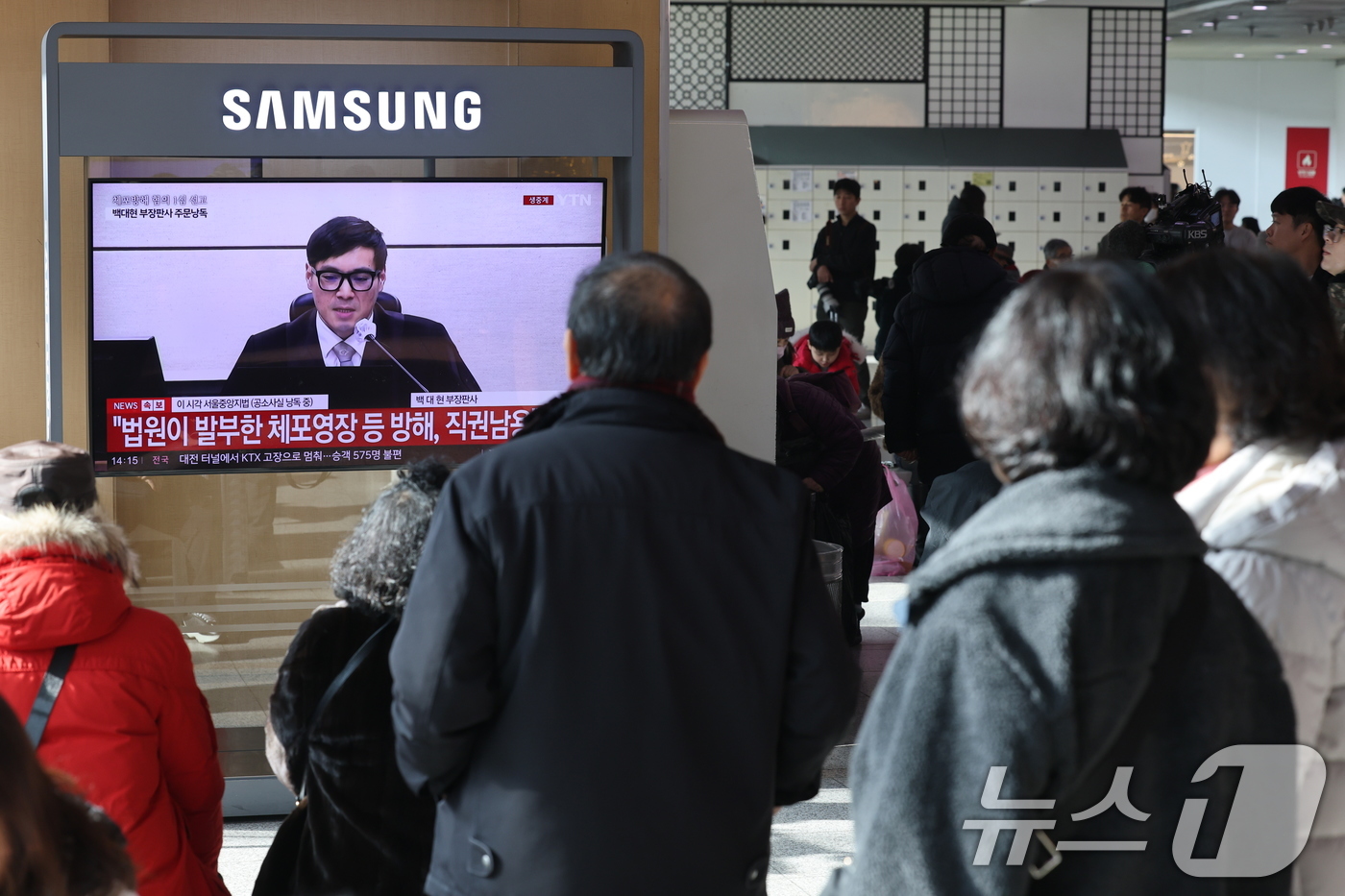 (서울=뉴스1) 이광호 기자 = 16일 오후 서울역에서 시민들이 체포 방해와 국무위원 심의권 침해 등 혐의로 기소된 윤석열 전 대통령에 대한 1심 선고 생중계를 지켜보고 있다. 서 …