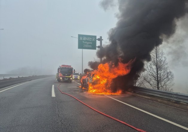 예산 당진대전고속도로 달리던 SUV에 불…차량 전소