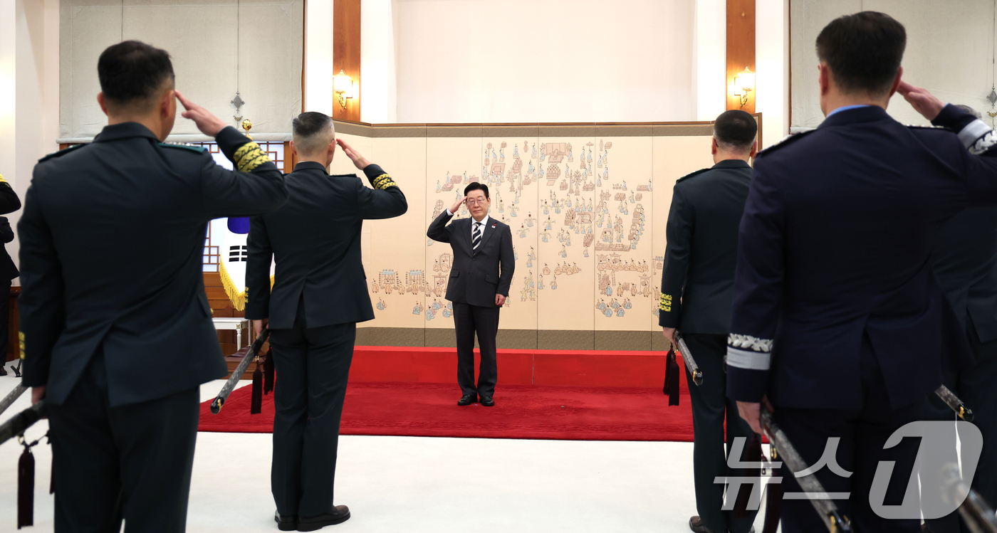 (서울=뉴스1) 허경 기자 = 이재명 대통령이 16일 청와대 본관에서 열린 3성 장군 진급·보직 신고 및 수치 수여식에서 거수경례하고 있다.2026.1.16/뉴스1