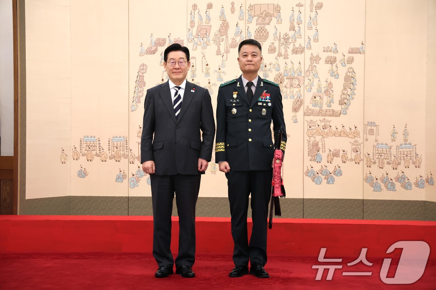 (서울=뉴스1) 허경 기자 = 이재명 대통령이 16일 청와대 본관에서 열린 3성 장군 진급·보직 신고 및 수치 수여식에서 박성제 특수전사령관과 기념촬영을 하고 있다. 2026.1. …