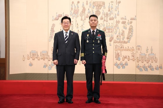 이재명 대통령, 박성제 특수전사령관 삼정검 수치 수여