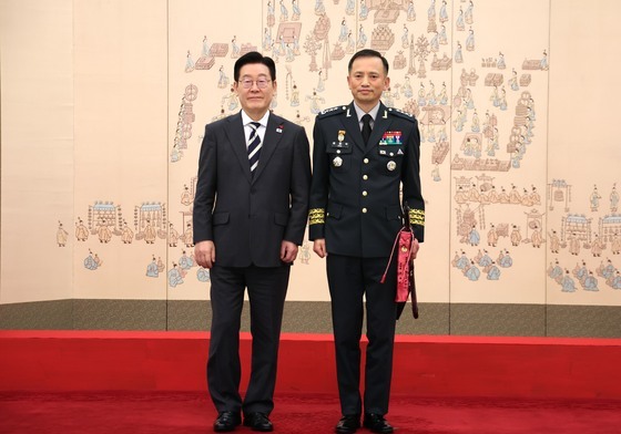 이재명 대통령, 최장식 육군참모차장 삼정검 수치 수여