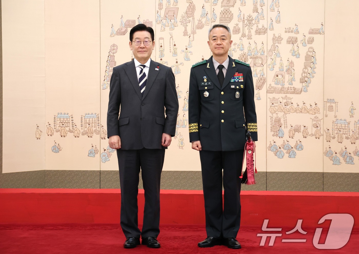 (서울=뉴스1) 허경 기자 = 이재명 대통령 16일 청와대 본관에서 열린 3성 장군 진급·보직 신고 및 수치 수여식에서 어창준 수도방위사령관과 기념촬영을 하고 있다. 2026.1. …