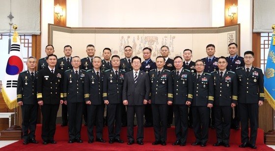 李대통령, 3성 장군 진급자 20명에 "신뢰받을 수 있는 군대로 거듭나야"