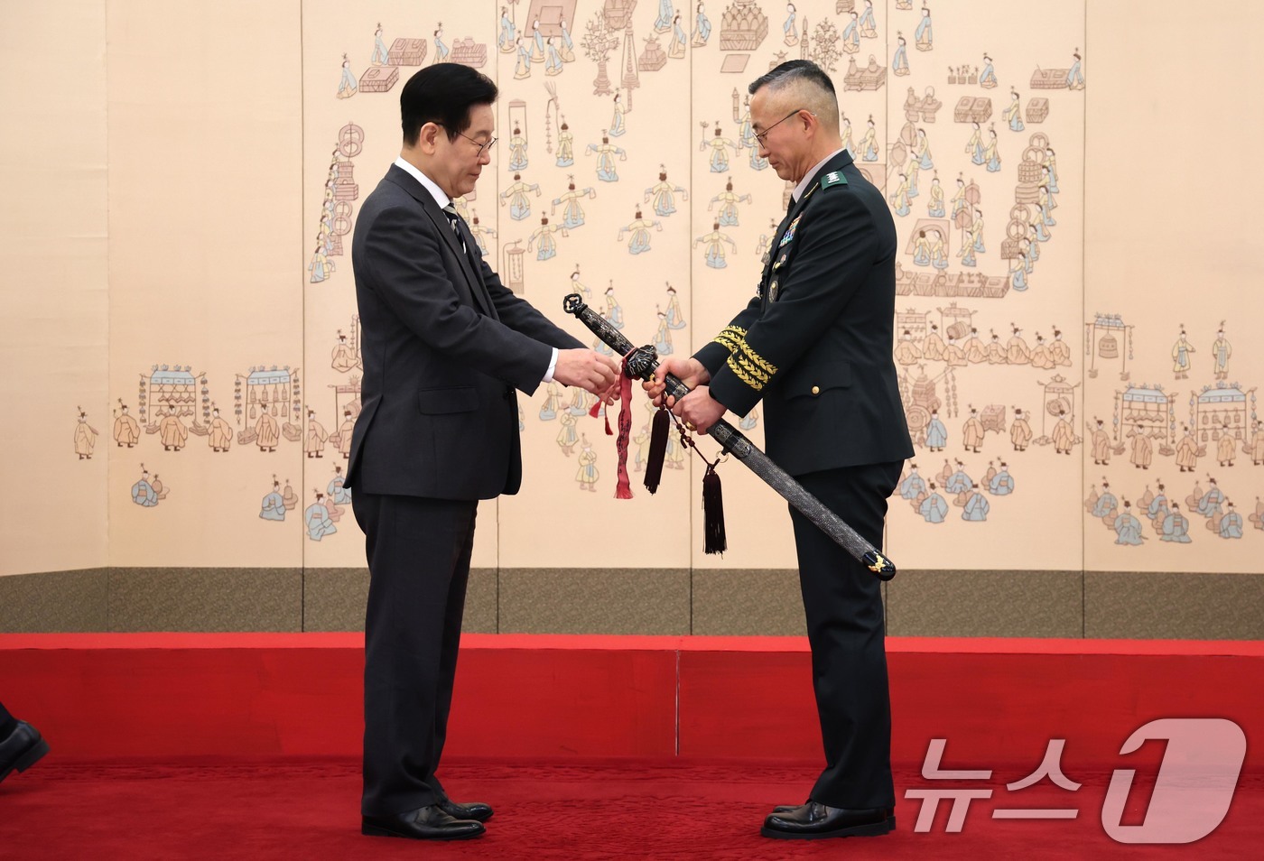 (서울=뉴스1) 허경 기자 = 이재명 대통령이16일 청와대 본관에서 열린 3성 장군 진급·보직 신고 및 수치 수여식에서 최성진 제7군단장의 삼정검에 수치를 달아주고 있다. 2026 …