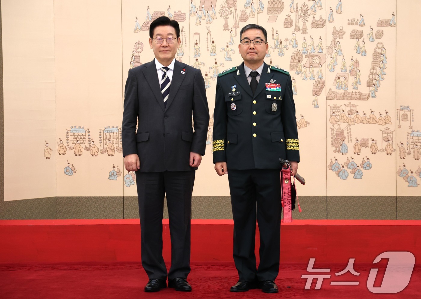 (서울=뉴스1) 허경 기자 = 이재명 대통령이 16일 청와대 본관에서 열린 3성 장군 진급·보직 신고 및 수치 수여식에서 박춘식 육군군수사령관과 기념촬영을 하고 있다. 2026.1 …