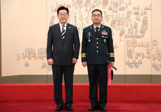 이재명 대통령, 박춘식 육군군수사령관 삼정검 수치 수여