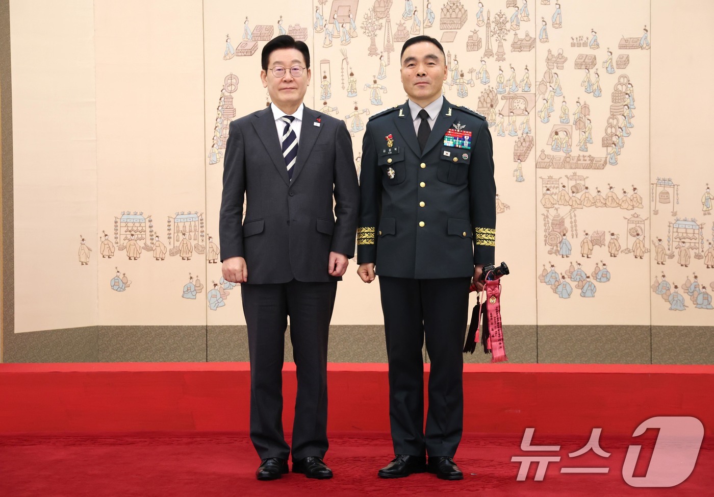 (서울=뉴스1) 허경 기자 = 이재명 대통령이 16일 청와대 본관에서 열린 3성 장군 진급·보직 신고 및 수치 수여식에서 김종묵 지상작전사령부참모장과 기념촬영을 하고 있다. 202 …