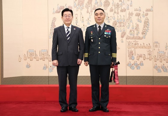 이재명 대통령, 김종묵 지상작전사령부참모장 삼정검 수치 수여