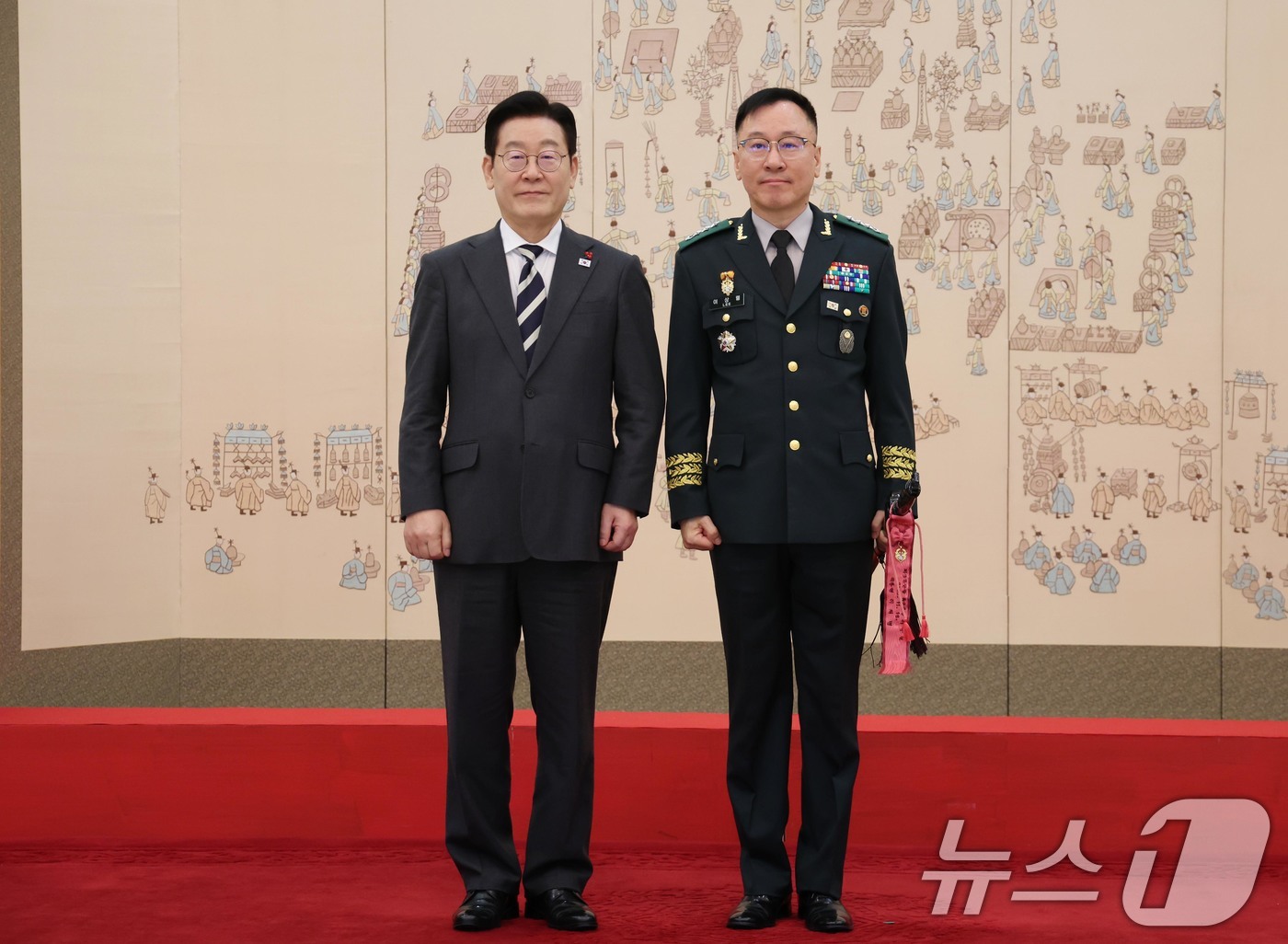 (서울=뉴스1) 허경 기자 = 이재명 대통령이 16일 청와대 본관에서 열린 3성 장군 진급·보직 신고 및 수치 수여식에서 이상렬 제3군단장관과 기념촬영을 하고 있다. 2026.1. …