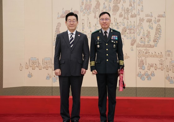 이재명 대통령, 이상렬 제3군단장 삼정검 수치 수여