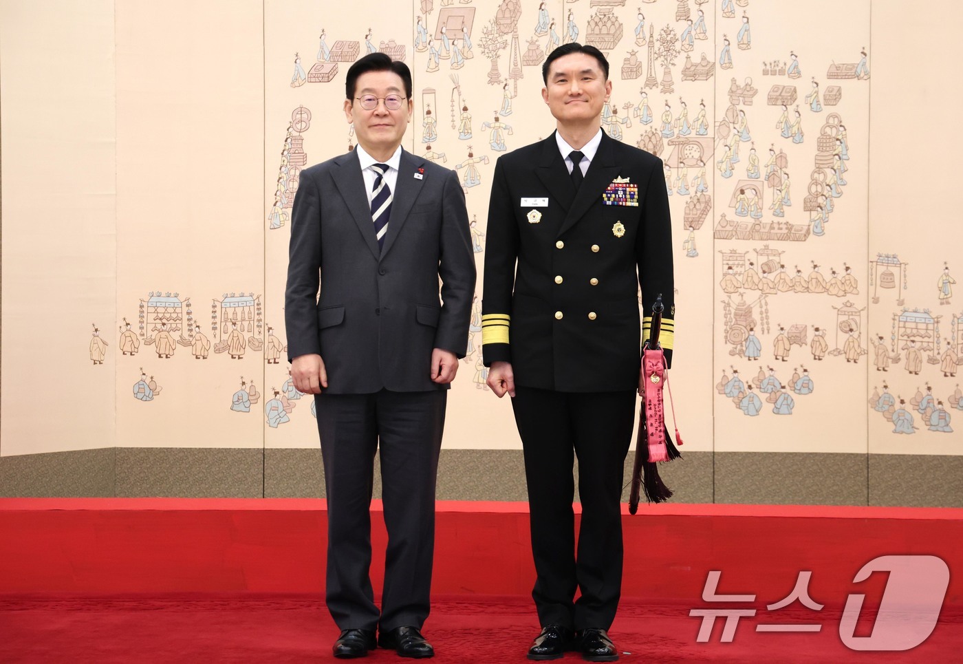 (서울=뉴스1) 허경 기자 = 이재명 대통령이 16일 청와대 본관에서 열린 3성 장군 진급·보직 신고 및 수치 수여식에서 박규백 해군사관학교장과 기념촬영을 하고 있다. 2026.1 …