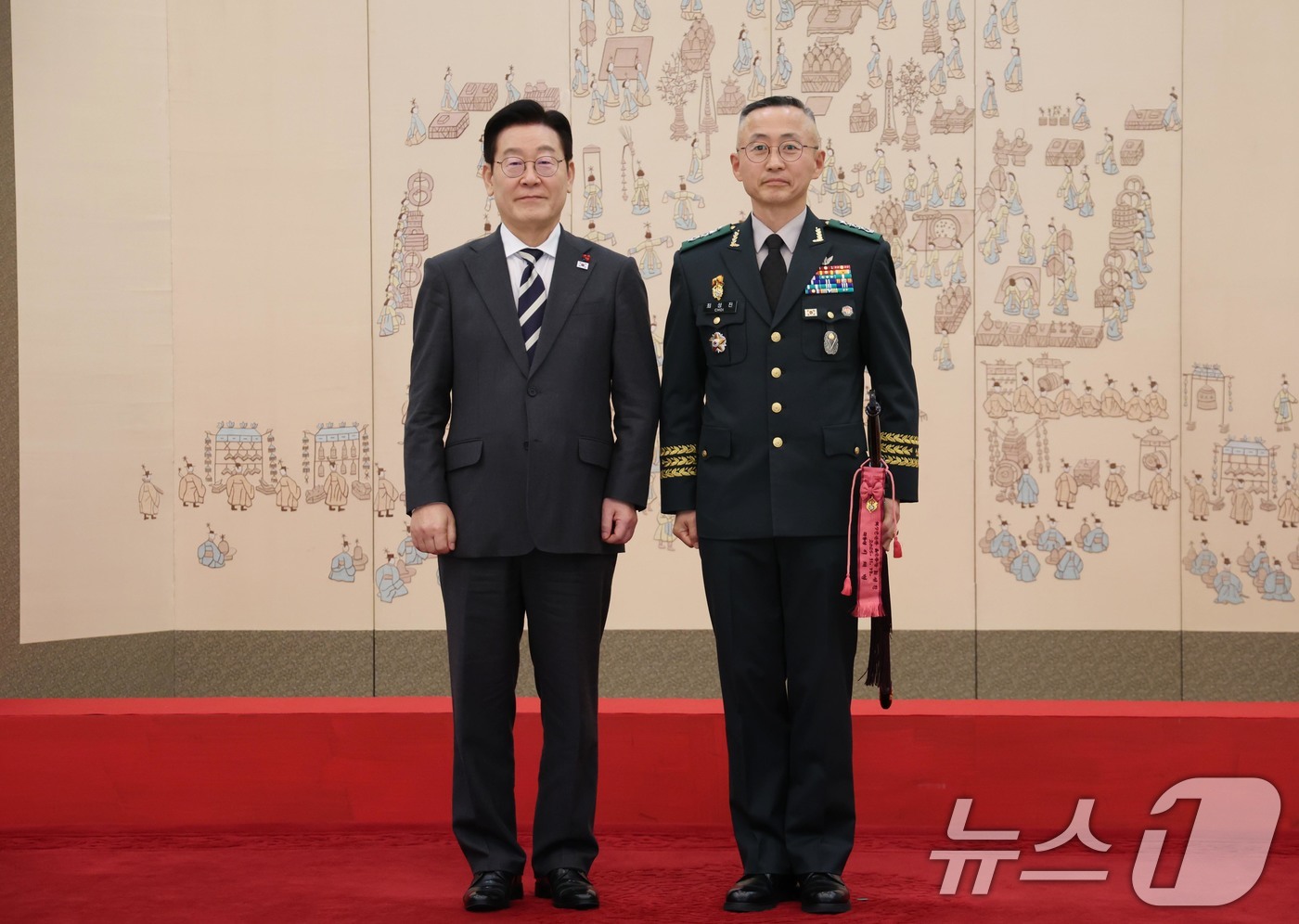 (서울=뉴스1) 허경 기자 = 이재명 대통령이 16일 청와대 본관에서 열린 3성 장군 진급·보직 신고 및 수치 수여식에서 최성진 제7군단장과 기념촬영을 하고 있다. 2026.1.1 …