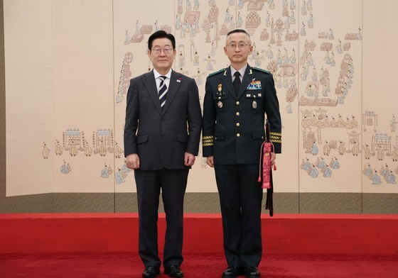 이재명 대통령, 최성진 제7군단장 삼정검 수치 수여