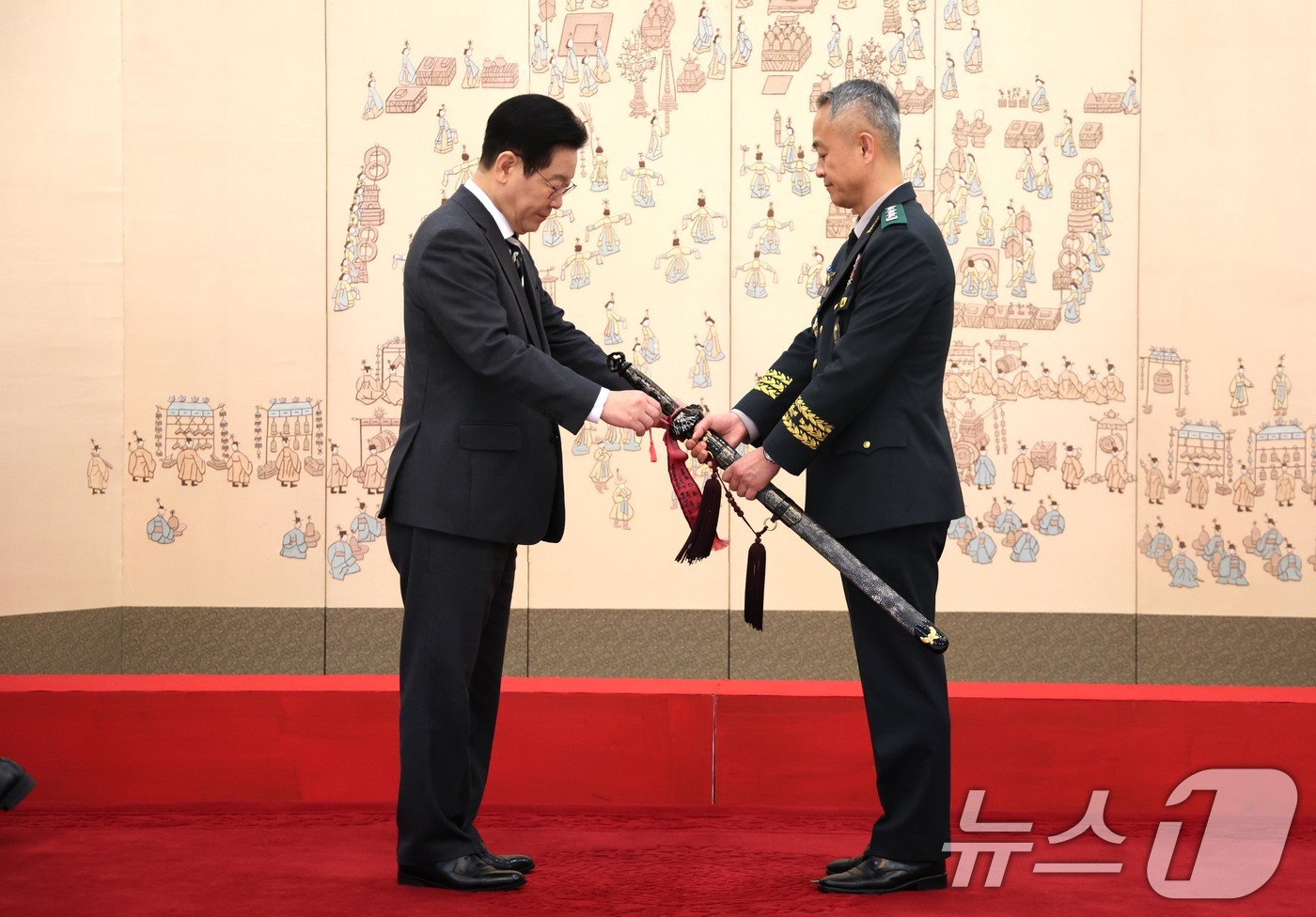 (서울=뉴스1) 허경 기자 = 이재명 대통령이16일 청와대 본관에서 열린 3성 장군 진급·보직 신고 및 수치 수여식에서 어창준 수도방위사령관의 삼정검에 수치를 달아주고 있다. 20 …