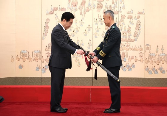 이재명 대통령, 어창준 수도방위사령관 삼정검 수치 수여