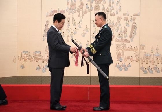이재명 대통령, 이상렬 제3군단장 삼정검 수치 수여
