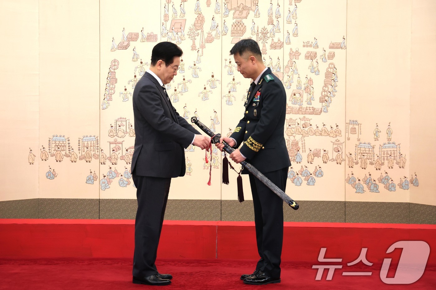 (서울=뉴스1) 허경 기자 = 이재명 대통령이16일 청와대 본관에서 열린 3성 장군 진급·보직 신고 및 수치 수여식에서 박성제 특수전사령관의 삼정검에 수치를 달아주고 있다. 202 …