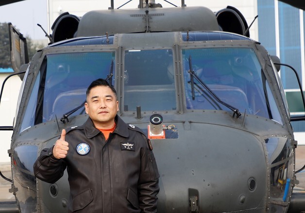 2층 주택서 떨어진 유리문…군인이 몸 던져 행인 구하고 부상