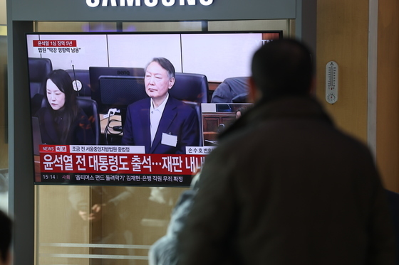 '1심 징역 5년' 굳은 표정의 윤석열 전 대통령