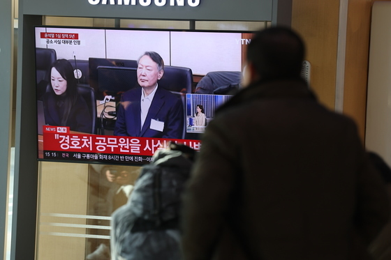 '체포 방해' 1심 징역 5년 선고, 굳은 표정의 尹