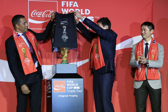 "월드컵의 해, 실감나네"…FIFA 오리지널 트로피 한국 찾았다