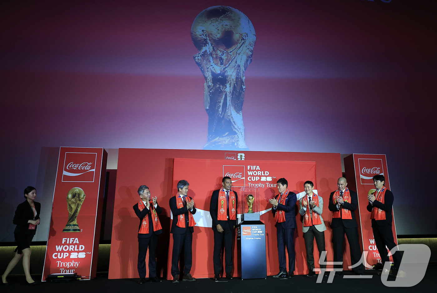 (서울=뉴스1) 박정호 기자 = 16일 오후 서울시 용산구 한강대로 CGV 용산아이파크몰 스크린X관에서 열린 FIFA 월드컵 트로피 투어 미디어 간담회에서 이준엽 한국 코카-콜라 …