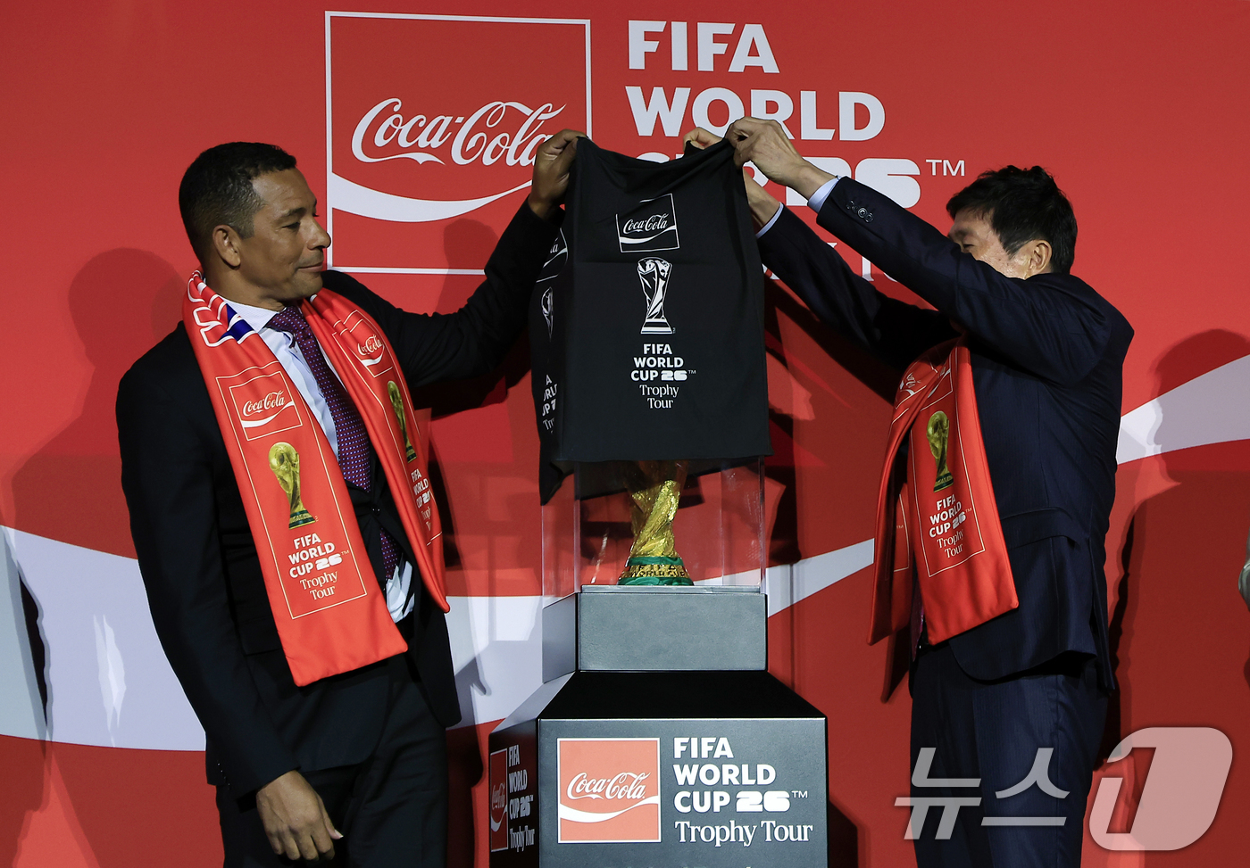 (서울=뉴스1) 박정호 기자 = 16일 오후 서울시 용산구 한강대로 CGV 용산아이파크몰 스크린X관에서 열린 FIFA 월드컵 트로피 투어 미디어 간담회에서 FIFA 글로벌 홍보대사 …