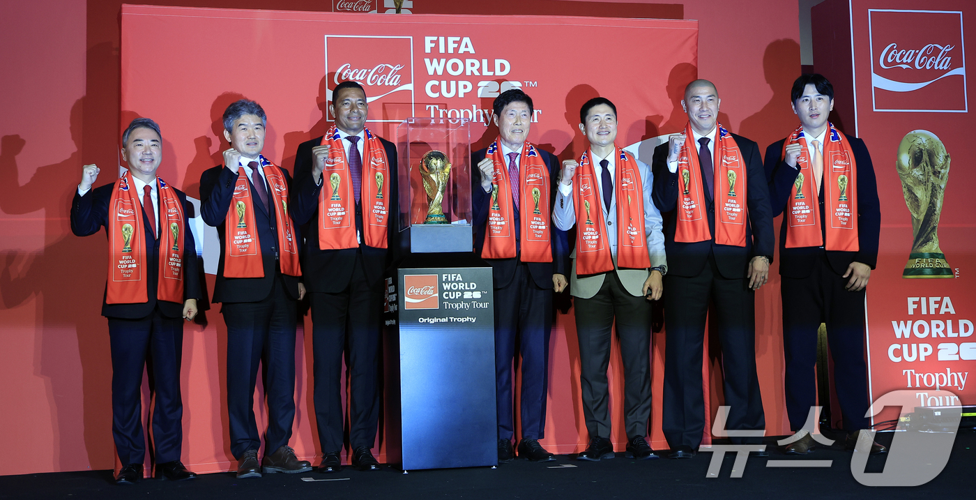 (서울=뉴스1) 박정호 기자 = 16일 오후 서울시 용산구 한강대로 CGV 용산아이파크몰 스크린X관에서 열린 FIFA 월드컵 트로피 투어 미디어 간담회에서 이준엽 한국 코카-콜라 …