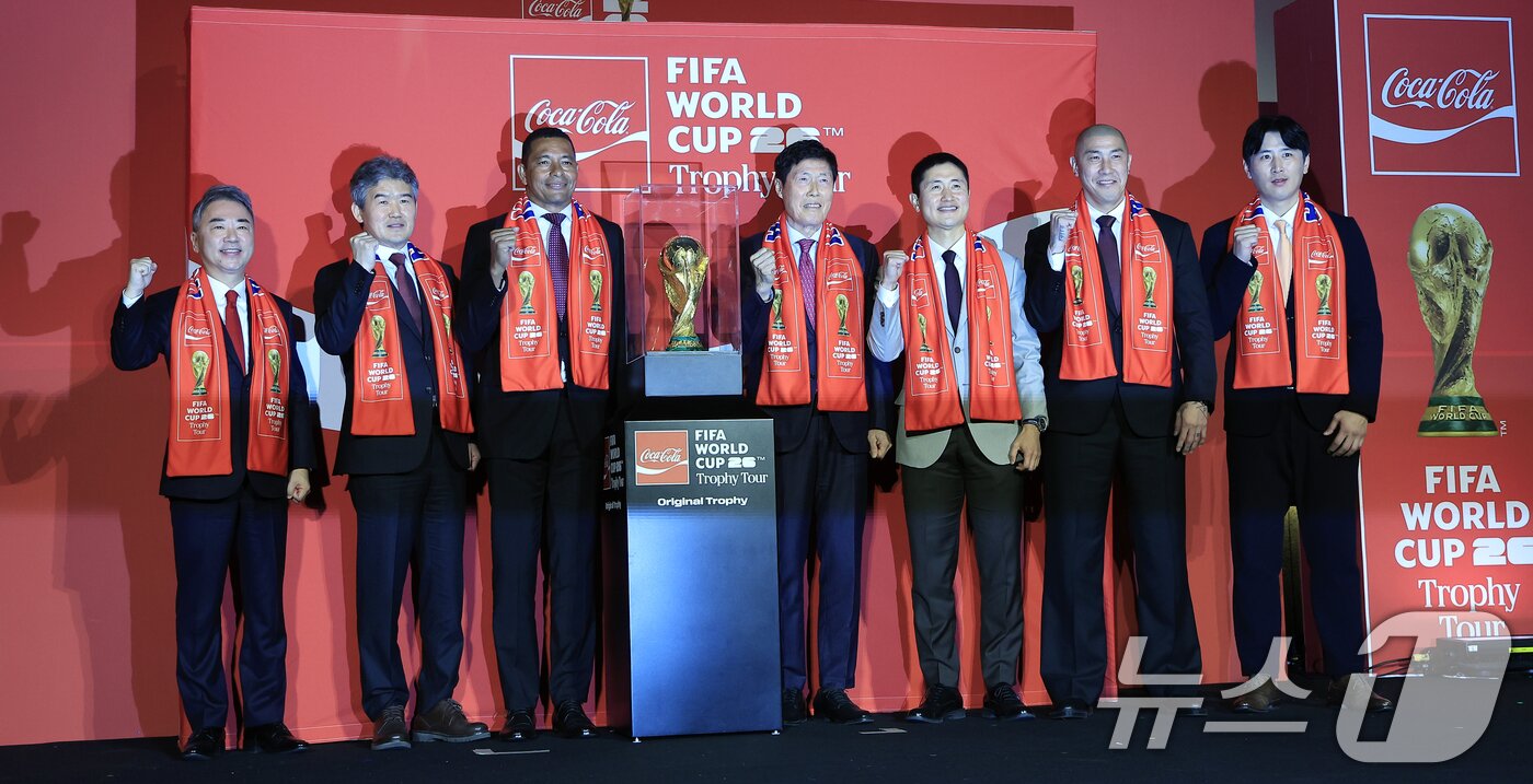 본문 이미지 - 16일 오후 서울시 용산구 한강대로 CGV 용산아이파크몰 스크린X관에서 열린 FIFA 월드컵 트로피 투어 미디어 간담회에서 이준엽 한국 코카-콜라 대표(왼쪽부터)와 김승희 대한축구협회 전무, FIFA 글로벌 홍보대사이자 전 브라질 축구 국가대표 지우베르투 시우바(Gilberto Silva), 차범근, 이영표, 차두리, 구자철 등 한국 축구 레전드들이 오리지널 트로피 공개에 박수를 보내고 있다. 2026.1.16/뉴스1 ⓒ News1 박정호 기자