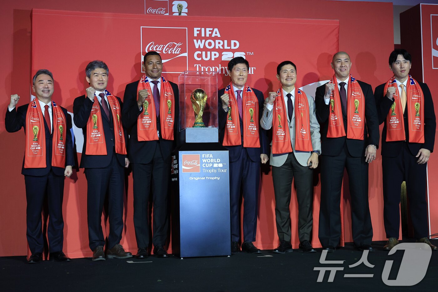 본문 이미지 - 16일 오후 서울시 용산구 한강대로 CGV 용산아이파크몰 스크린X관에서 열린 FIFA 월드컵 트로피 투어 미디어 간담회에서 이준엽 한국 코카-콜라 대표(왼쪽부터)와 김승희 대한축구협회 전무, FIFA 글로벌 홍보대사이자 전 브라질 축구 국가대표 지우베르투 시우바(Gilberto Silva), 차범근, 이영표, 차두리, 구자철 등 한국 축구 레전드들이 오리지널 트로피 공개 후 포즈를 취하고 있다. 2026.1.16/뉴스1 ⓒ News1 박정호 기자