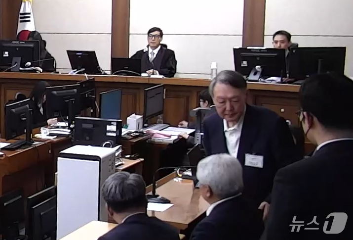 (서울=뉴스1) = 윤석열 전 대통령이 16일 오후 서울 서초구 중앙지방법원에서 체포 방해와 국무위원 심의권 침해 등 혐의 1심 징역 5년을 선고받은 뒤 퇴장하고 있다. (중앙지법 …