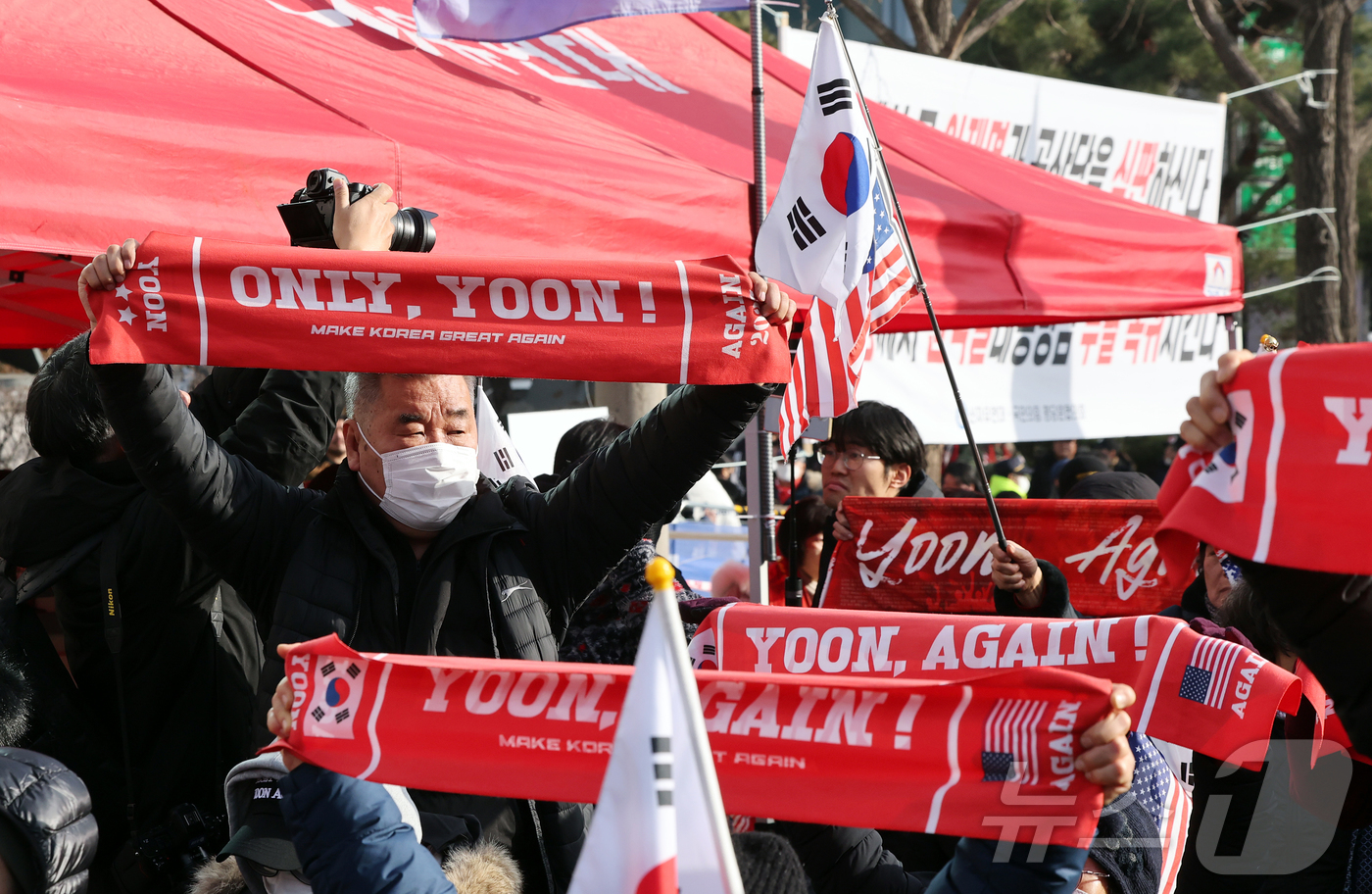 (서울=뉴스1) 김진환 기자 = 윤석열 전 대통령의 고위공직자범죄수사처(공수처) 체포영장 집행 방해 및 국무위원 심의권 침해 혐의 1심 선고 재판이 열린 16일 오후 서울 서초구 …